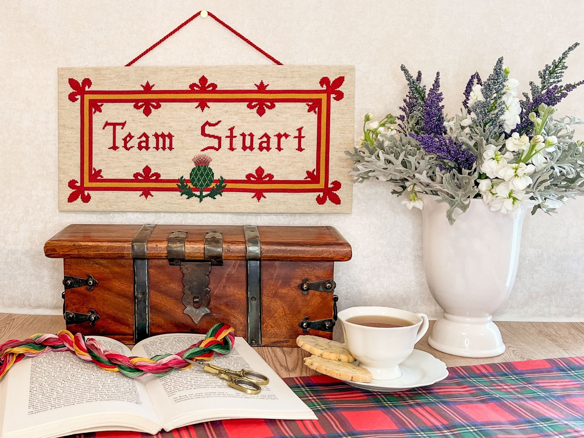 Team Stuart Cross Stitch Pattern (large) | PDF Instant Download | Gift for Lovers of History, Royal Family & Scotland | Thistle, Heraldry