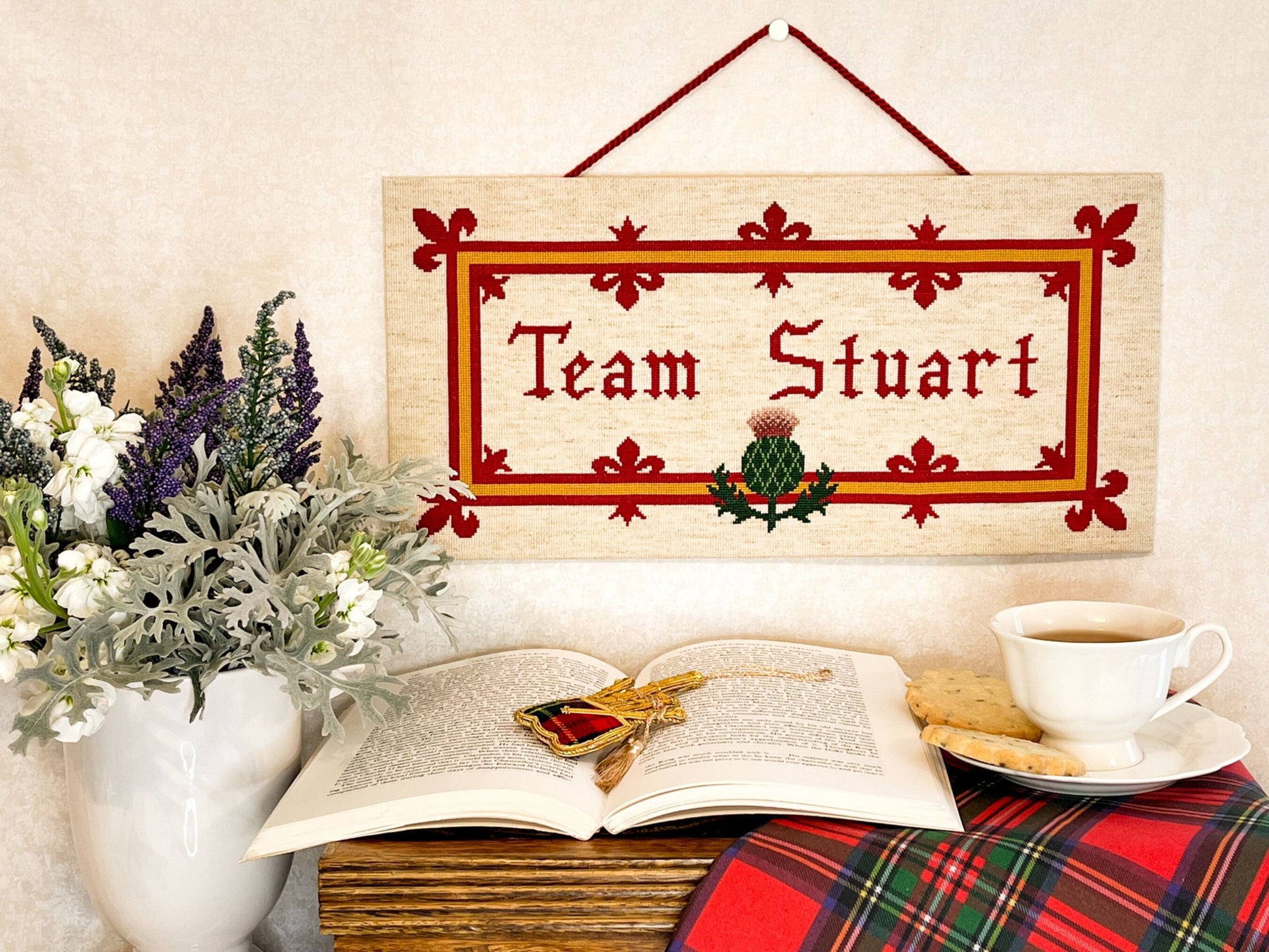 Team Stuart Cross Stitch Pattern (large) | PDF Instant Download | Gift for Lovers of History, Royal Family & Scotland | Thistle, Heraldry