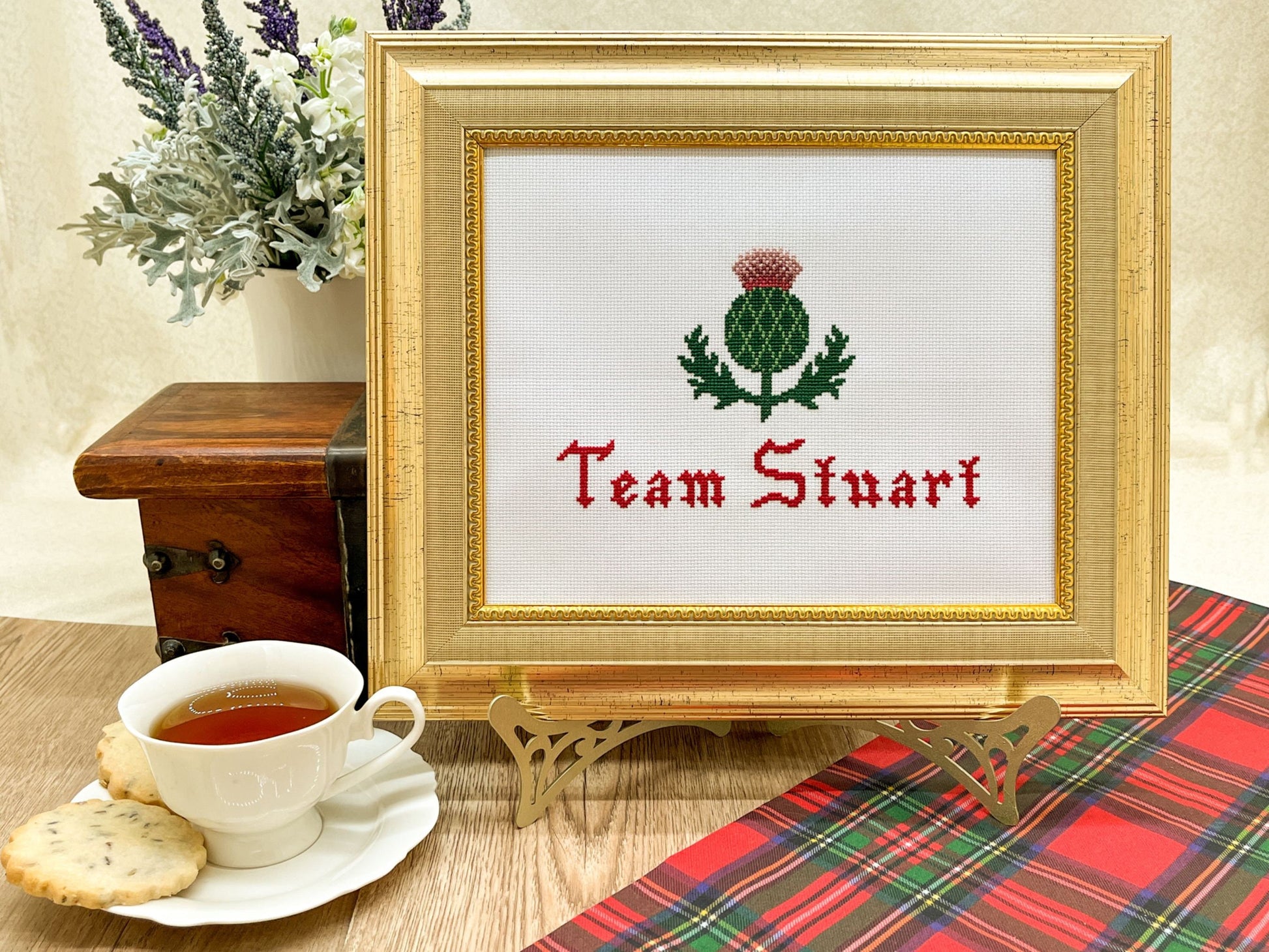 Team Stuart Cross Stitch Pattern (small) | PDF Instant Download | Gift for Lovers of History, Royal Family & Scotland | Thistle, Heraldry